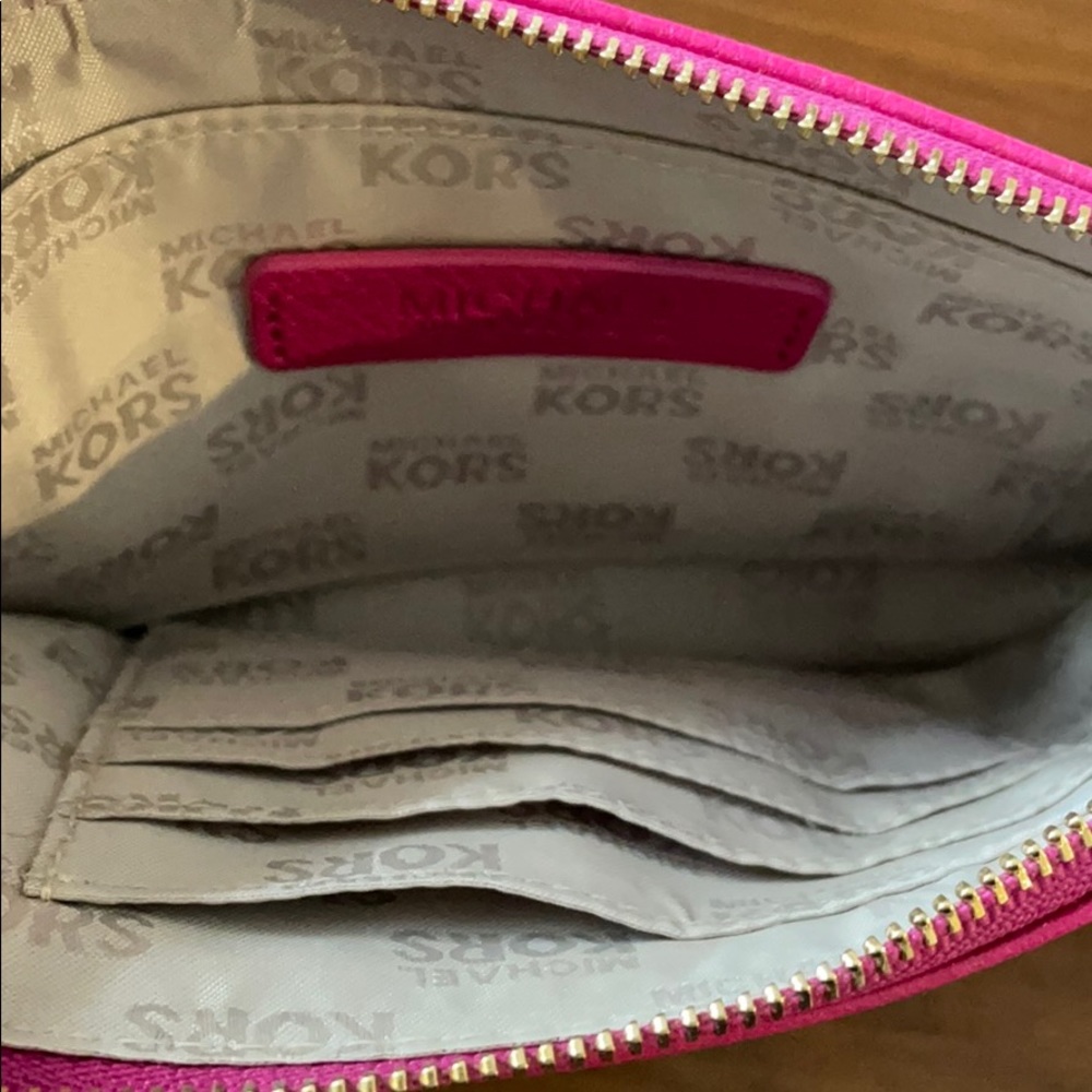 Michael Kors berry pink wristlet - new / no tag - Picture 4 of 5